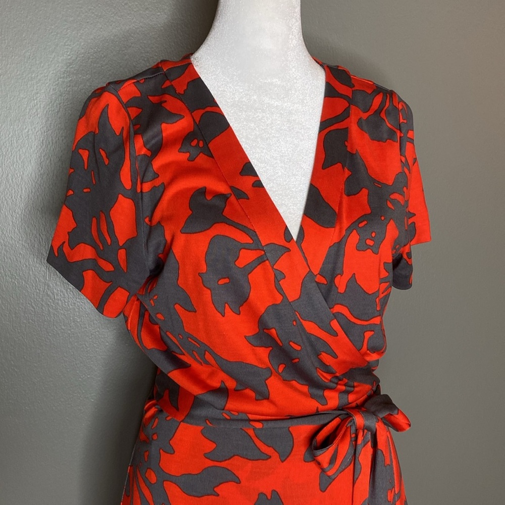 NWOT! DIANE VON FURSTENBERG Julian Short-sleeve Floral Wrap Dress - Size S - Picture 2 of 7